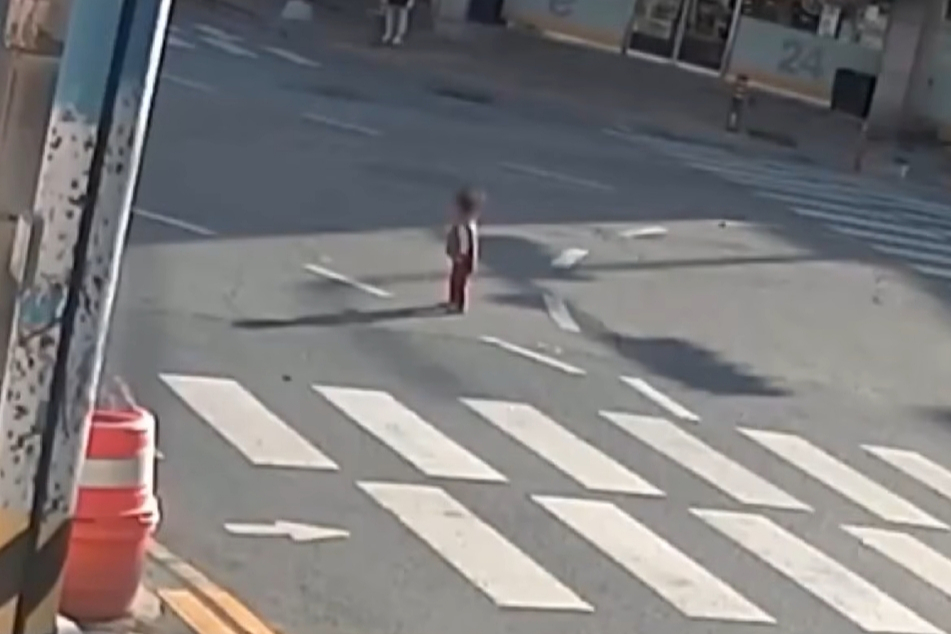 경찰이 섬유유연제 향기를 단서로 아이가 잃어버린 집을 찾았다. /사진=JTBC '사건반장' 방송화면 캡처 