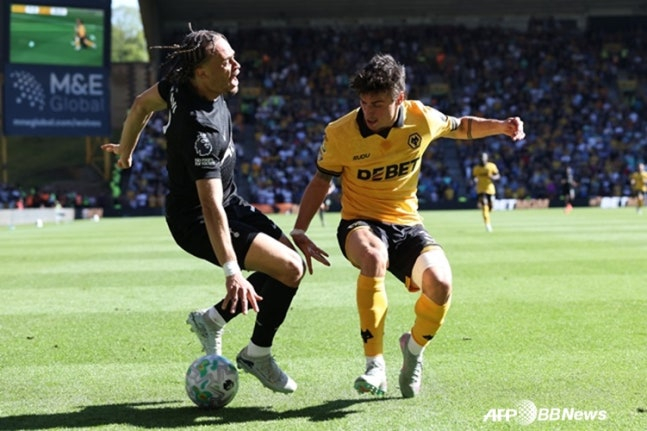 사비 시몬스(왼쪽). /AFPBBNews=뉴스1