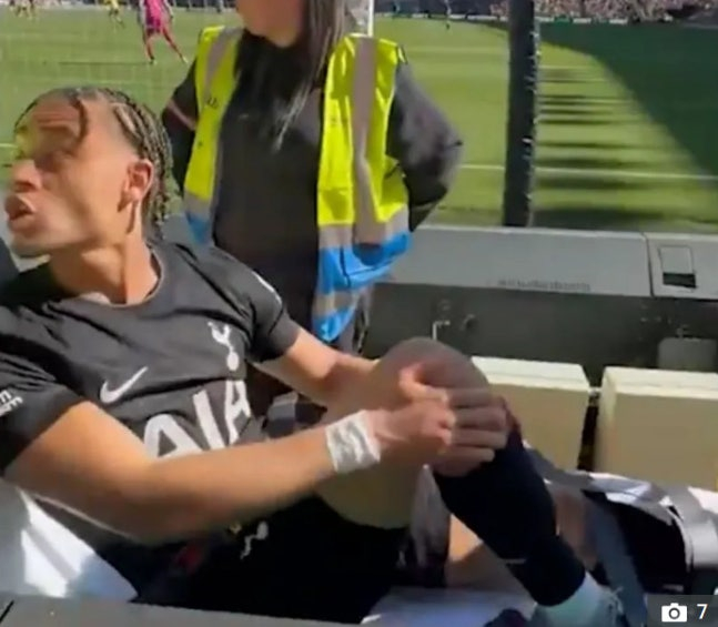 사비 시몬스가 들것에 실려가며 울버햄튼 팬들을 향해 욕설을 내뱉고 있다. /사진=더선 갈무리