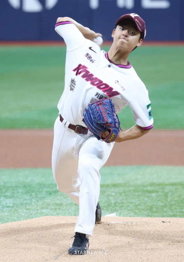 키움 박준현이 26일 삼성을 상대로 투구하고 있다. /사진=김진경 대기자