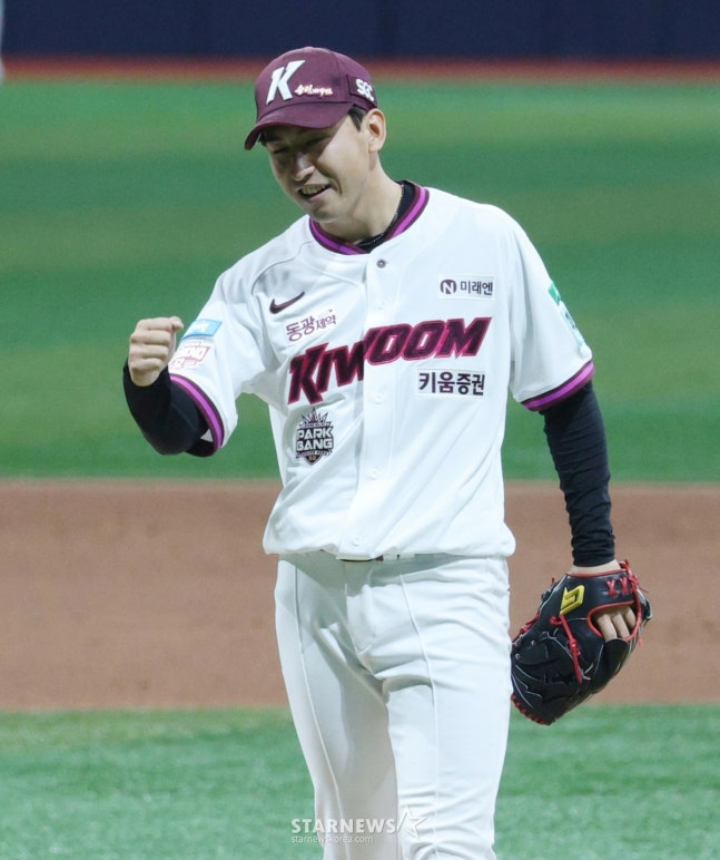 키움 투수 유토가 26일 삼성전을 승리로 마무리한 뒤 미소 짓고 있다. /사진=김진경 대기자