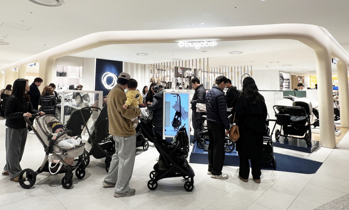 인천점 베이비페어 행사 기간 3층에 위치한 부가부 매장앞에서 상품을 구매하기 위해 기다리는 고객들의 모습. /사진제공=롯데백화점. 