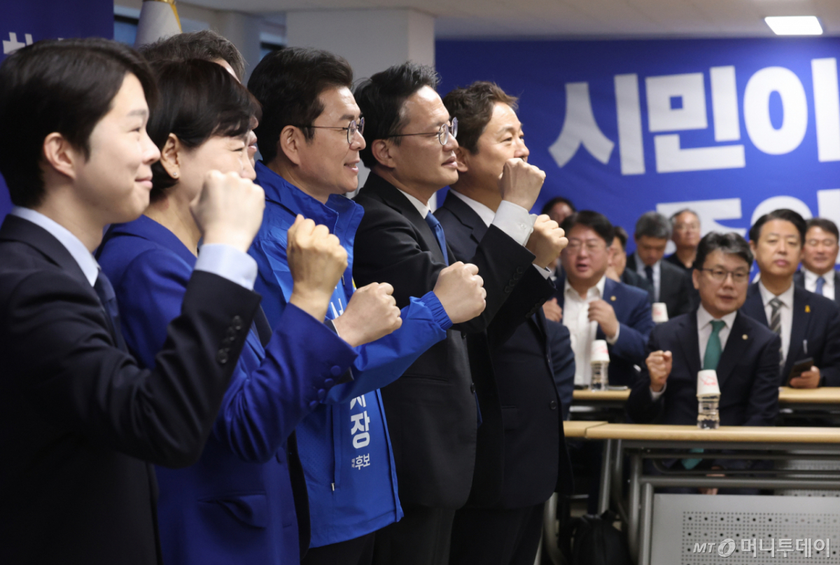 (서울=뉴스1) 오대일 기자 = 정원오 더불어민주당 서울시장 후보가 28일 서울 중구 선거대책위원회 사무실에서 열린 공개 선거대책위원회 회의에서 상임선대위원장들과 함께 지방선거 승리 구호를 외치고 있다. 2026.4.28/뉴스1  Copyright © 뉴스1. All rights reserved. 무단 전재 및 재배포,  AI학습 이용 금지. /사진=(서울=뉴스1) 오대일 기자