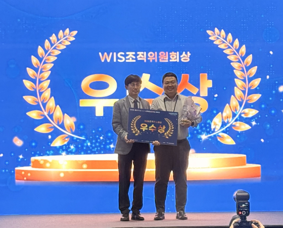 김영준 더블티 대표(오른쪽)가 월드IT쇼 2026에서 개최된 ‘신제품·신기술 발표회’에서 우수상을 수상하고 기념사진을 촬영하고 있다./사진제공=더블티