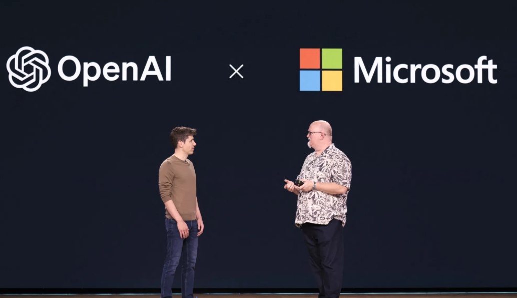 샘 올트먼(왼쪽) 오픈AI CEO(최고경영자)가 2024년 시애틀에서 열린 마이크로소프트(MS) 빌드 콘퍼런스에서 케빈 스콧 MS 최고기술책임자와 대화하고 있다. /AFPBBNews=뉴스1