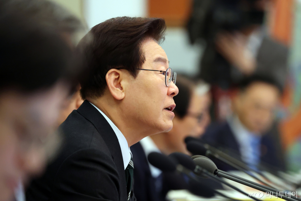 [서울=뉴시스] 고범준 기자 = 이재명 대통령이 28일 청와대에서 열린 국무회의 겸 비상경제점검회의에서 발언하고 있다. (청와대통신사진기자단) 2026.04.28. bjko@newsis.com /사진=