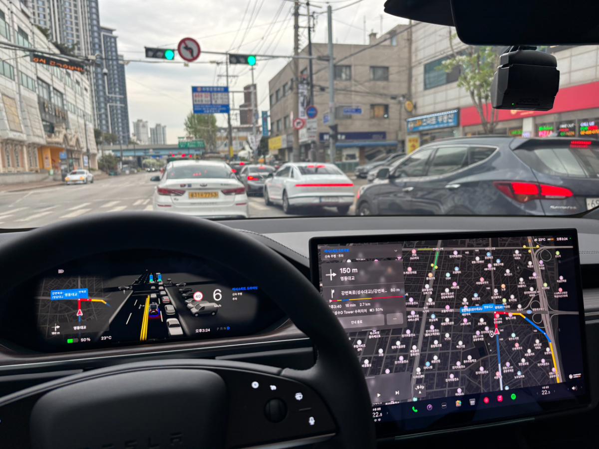 FSD 기능이 탑재된 테슬라 X 내부 운전석에 기자가 앉아있다/사진=유효송 기자