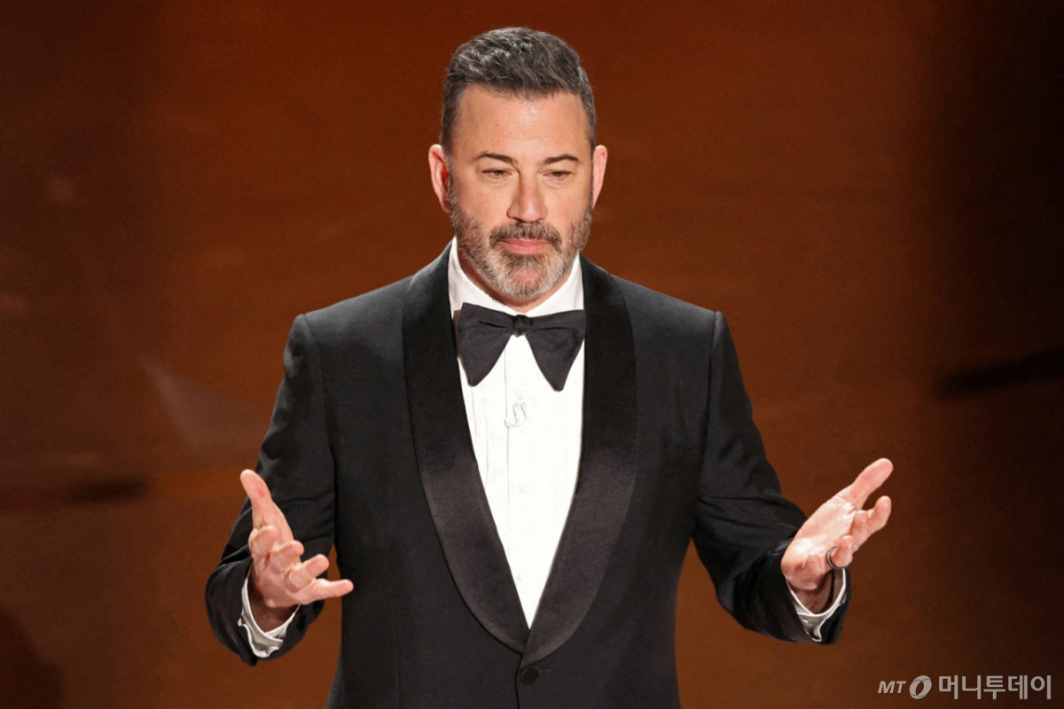 (로스앤젤레스 로이터=뉴스1) 윤다정 기자 = 지미 키멜이 2024년 3월 10일(현지시간) 캘리포니아주 로스앤젤레스 할리우드에서 열린 제96회 아카데미 시상식에서 개막 인사를 하고 있다. 2024.3.10. ⓒ 로이터=뉴스1 Copyright © 뉴스1. All rights reserved. 무단 전재 및 재배포,  AI학습 이용 금지. /사진=(로스앤젤레스 로이터=뉴스1) 윤다정 기자