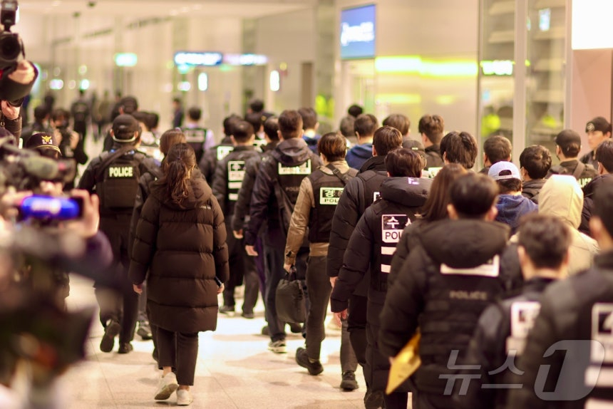 캄보디아를 거점으로 대규모 스캠 범죄를 저지른 한국 국적 피의자들이 지난 1월 인천국제공항을 통해 강제 송환되고 있다. /사진=뉴스1 