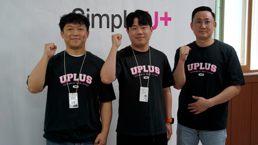 인천 옹진군 자월도를 방문한 4조 직원들. (왼쪽부터)강남영업역량강화팀 강병구 책임, 인천소매영업팀 김민완 책임, 강남영업추진팀 최명석 책임. 이들은 27일 자월도와 승봉도를 거쳐 28일 대이작도, 소이작도에서 유심 교체를 진행한다. /사진=LG유플러스 제공