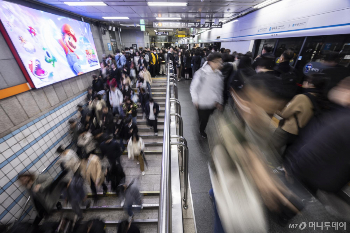 [서울=뉴시스] 김근수 기자 = 중동발 에너지 위기 대응을 위해 공공기관 2부제와 공영주차장 5부제가 시행된 이튿날인 9일 오전 서울 중구 지하철 3호선 충무로역이 출근하는 시민들로 붐비고 있다. 2026.04.09. ks@newsis.com /사진=김근수