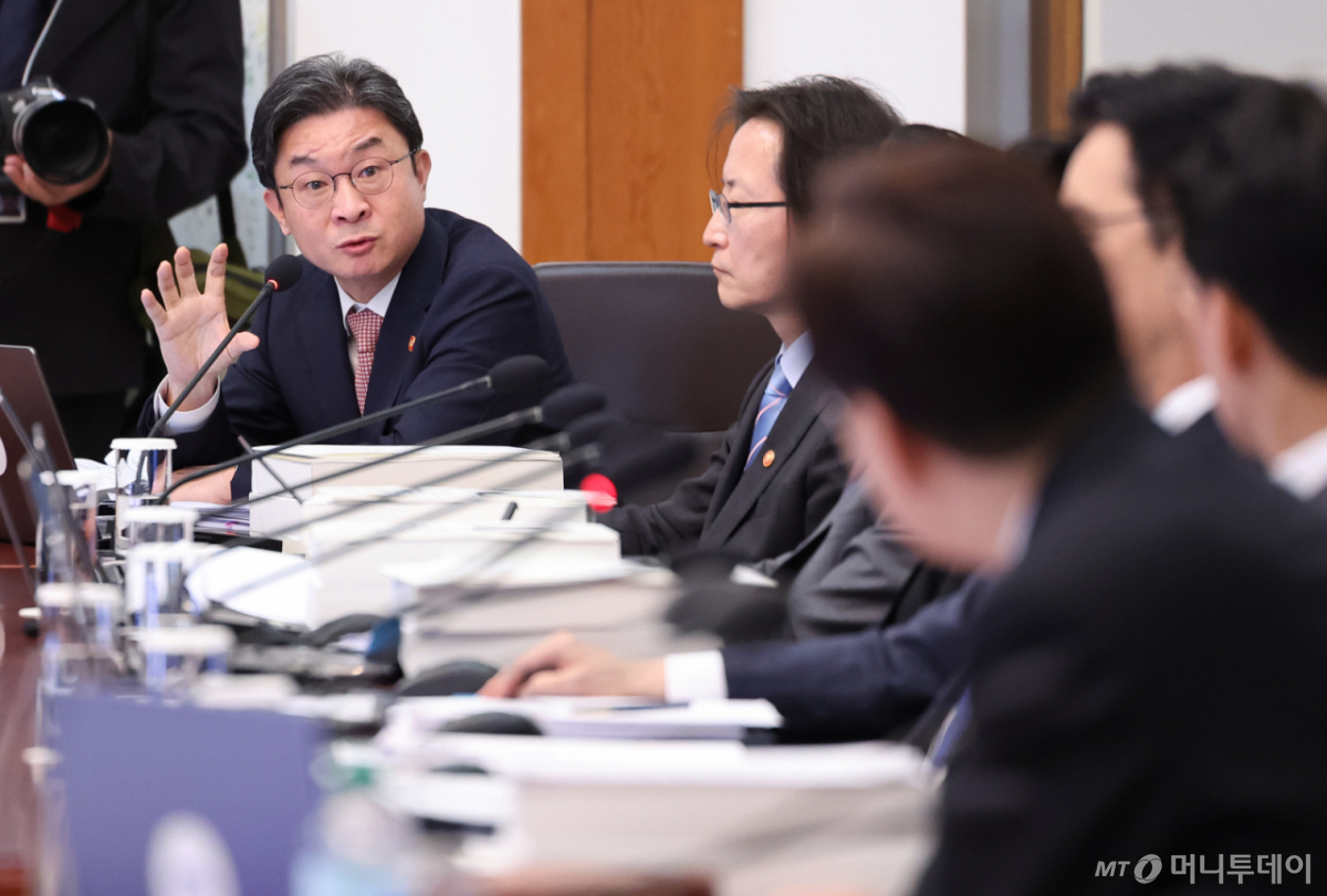 (서울=뉴스1) 허경 기자 = 이억원 금융위원장이 28일 청와대에서 열린 제18회 국무회의 겸 제6차 비상경제점검회의에서 이재명 대통령 질문에 답변하고 있다. 2026.4.28/뉴스1  Copyright © 뉴스1. All rights reserved. 무단 전재 및 재배포,  AI학습 이용 금지. /사진=(서울=뉴스1) 허경 기자