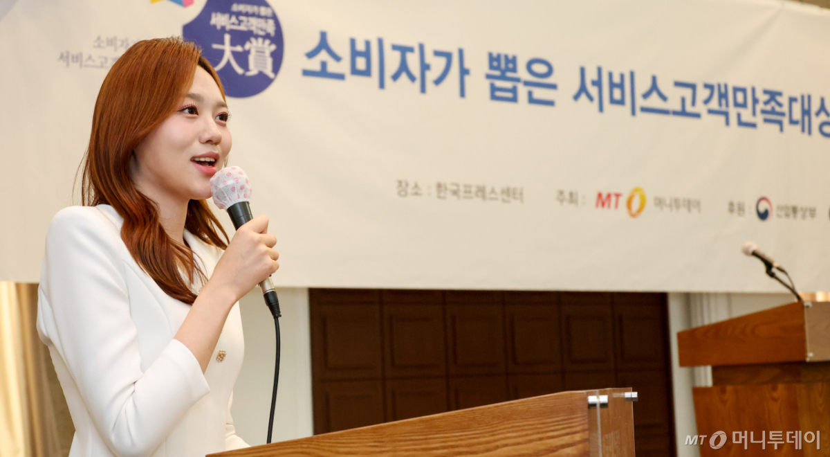 노혜림 아나운서(더밝음엔터테인먼트)가 시상식 사회를 진행하고 있는 모습./사진=김창현 기자