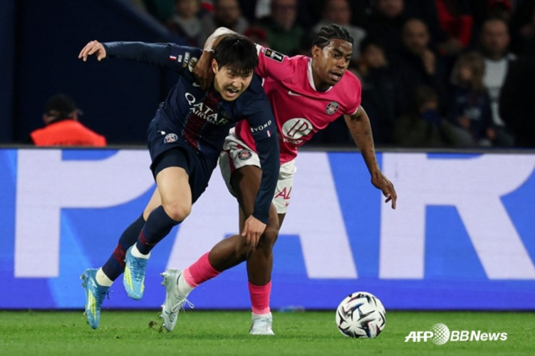 이강인(왼쪽)이 볼 경합을 펼치고 있다. /AFPBBNews=뉴스1