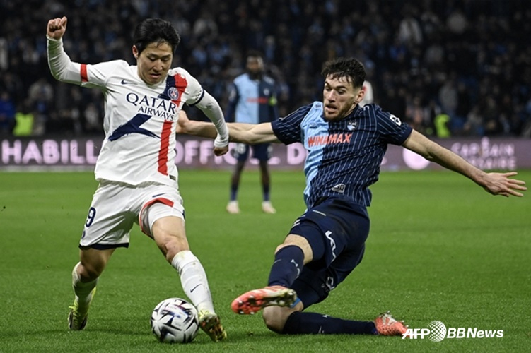 볼 컨트롤하는 이강인(왼쪽)의 모습. /AFPBBNews=뉴스1