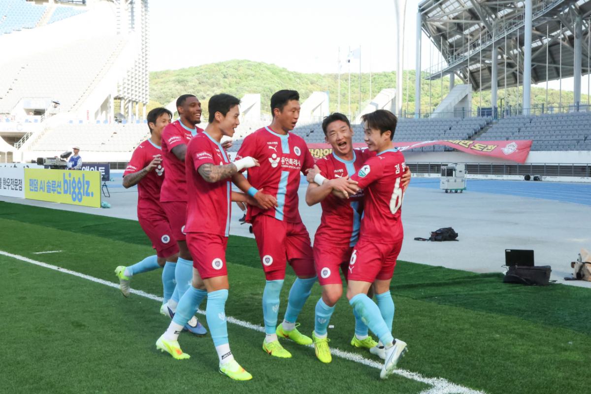 용인FC 김민우(오른쪽 두 번째)가 26일 용인미르스타디움에서 열린 김해FC전에서 골을 넣은 뒤 동료들과 기뻐하고 있다. /사진=용인FC 제공