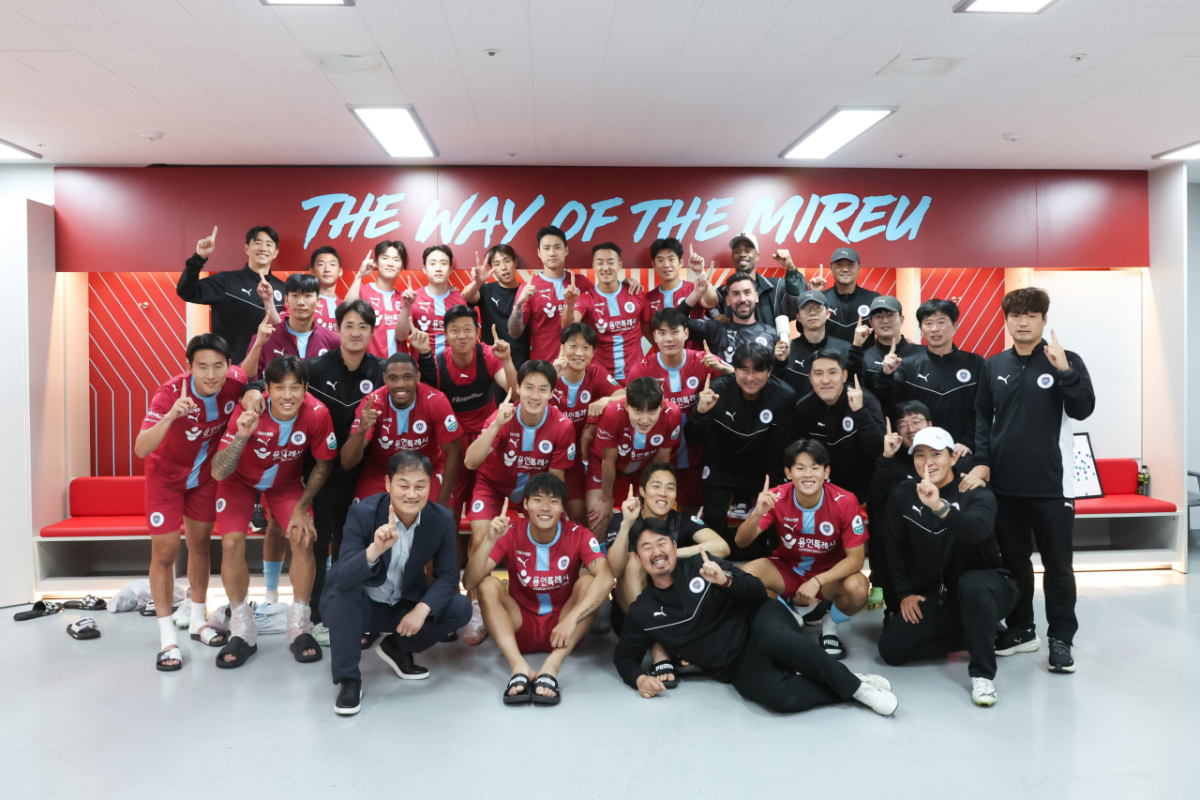 지난 26일 김해FC전 승리로 창단 첫 승을 거둔 뒤 기념 사진을 촬영하고 있는 용인FC 선수단. /사진=용인FC 제공