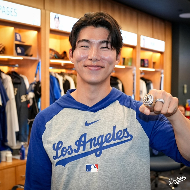 인라 경기를 앞두고 월드시리즈 반지를 받은 김혜성. /사진=LA 다저스 공식 SNS