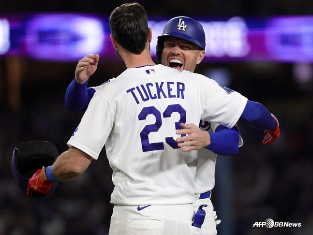 경기를 끝내는 적시타를 친 카일 터커가 프레디 프리먼과 포옹하고 있다. /AFPBBNews=뉴스1