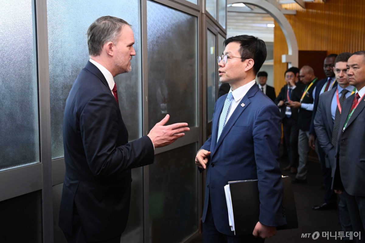 [서울=뉴시스] 조성우 기자 = 여한구 산업통상자원부 통상교섭본부장이 27일(현지 시간) 카메룬 야운데에서 열린 제14차 세계무역기구(WTO) 각료회의(MC-14)에서 제이미슨 그리어 미국 무역대표부(USTR) 대표와 면담을 하고 있다. (사진=산업통상자원부 제공) 2026.03.29. photo@newsis.com *재판매 및 DB 금지 /사진=