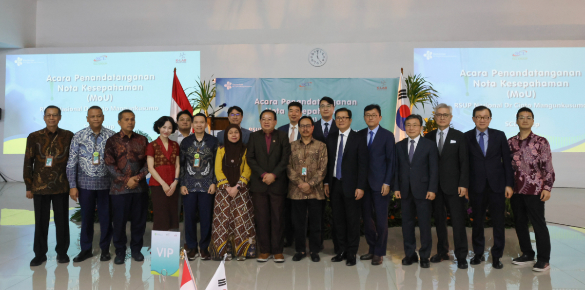 SCL그룹과 인도네시아 국립중앙병원 RSCM이 업무협약을 체결한 후 양국 주요 인사들과 함께 기념촬영을 하고 있다. (오른쪽에서 여섯 번째부터) SCL그룹 이경률 회장, 윤순구 주인도네시아 대사, 권덕철 전 보건복지부 장관, 하나로의료재단 이병석 총괄원장, 장준 원장./사진제공=SCL그룹