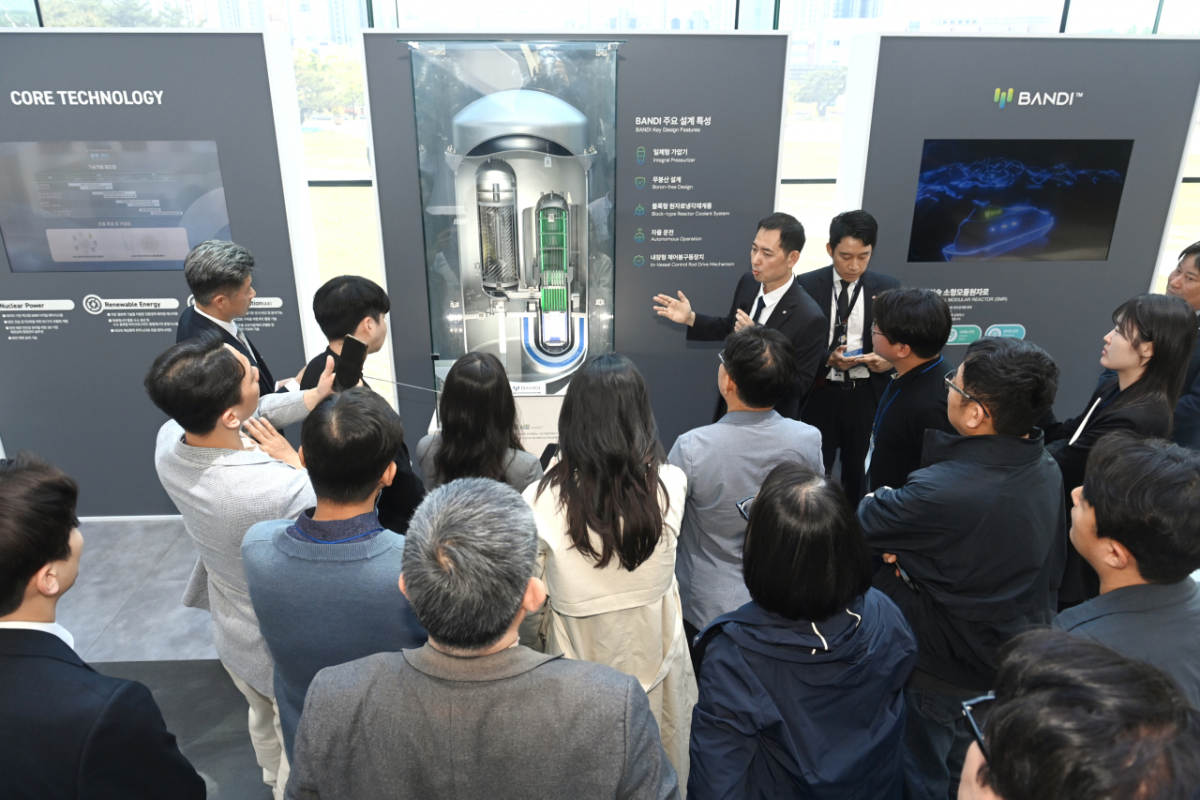 남금희 한전기술 사업개발팀장이 27일 SMR 반디 모형을 설명하고 있다. /사진제공=한전기술