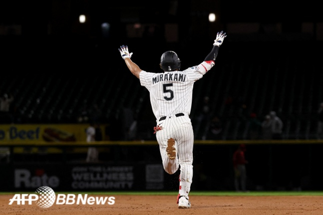 시카고 화이트삭스의 무라카미 무네타카가 28일(한국시간) 미국 일리노이주 시카고에 위치한 레이트 필드에서 열린 2026 MLB 정규시즌 LA 에인절스와 홈경기 7회말 무사 2, 3루에서 우월 역전 스리런을 때렸다. /AFPBBNews=뉴스1