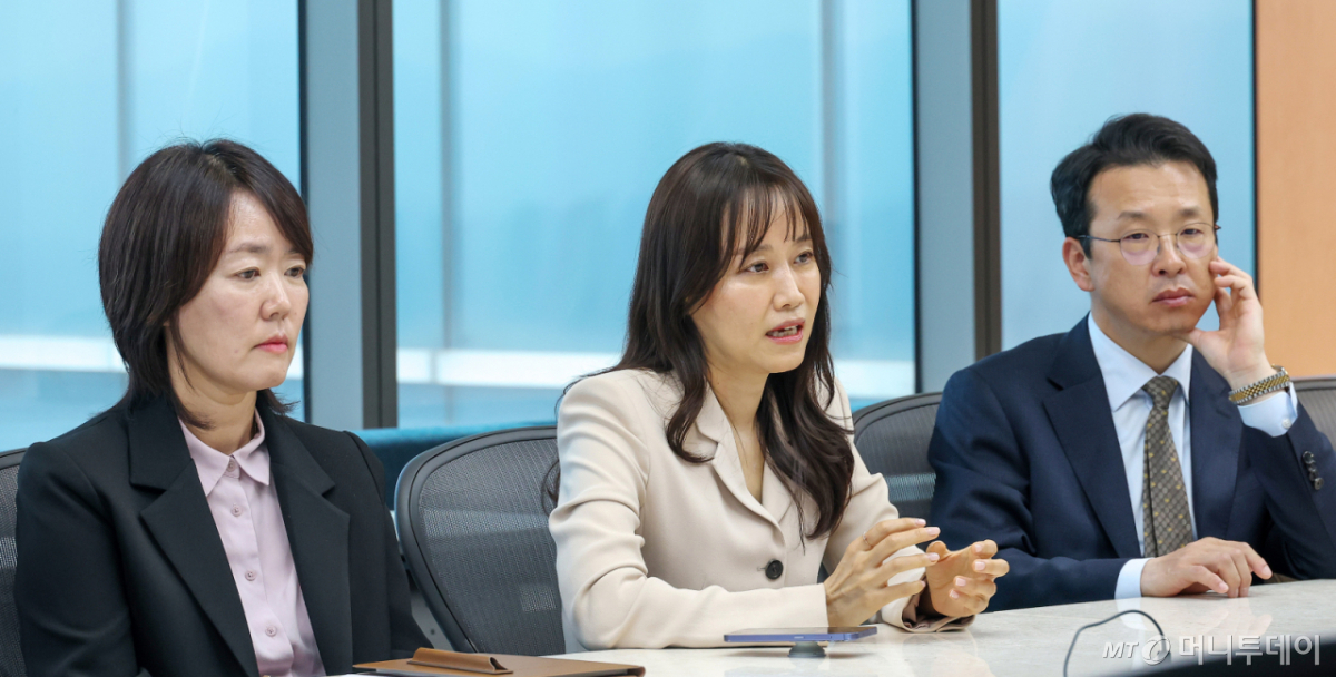 왼쪽부터 이인희 변호사, 김명안 선임외국변호사(국제중재팀장), 박근배 변호사(해외건설PG장) /사진=김창현 기자 chmt@