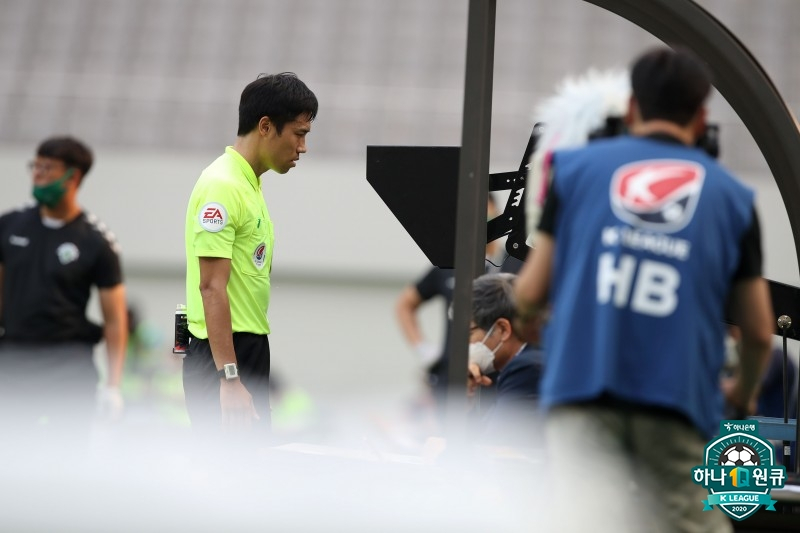 온 필드 리뷰를 보고 있는 김희곤 심판. /사진=한국프로축구연맹 제공