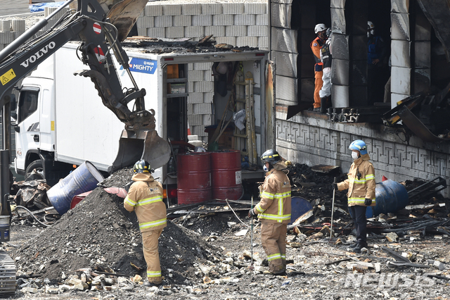 2020년 5월1일 경기 이천시 물류창고 공사장 화재 현장에서 소방대원들이 잔해를 조사하고 있다. /사진=뉴시스