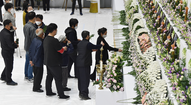 2020년 4월 30일 오후 경기 이천 물류창고 화재 희생자 합동분향소가 마련된 서희청소년문화센터에서 조문객들이 헌화하고 있다. /사진=뉴시스