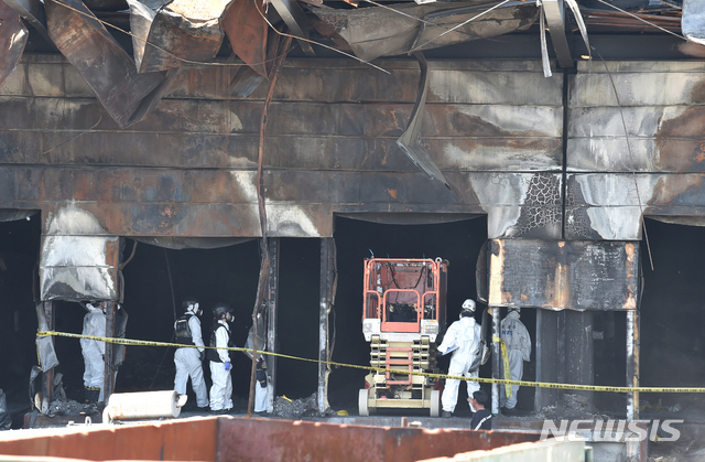 38명의 사망자가 발생한 경기 이천시 물류창고 공사장 화재현장에서 2020년 5월6일 오후 경찰과 소방당국,국과수 등 관계자들이 3차 합동감식을 하고 있다. /사진=뉴시스