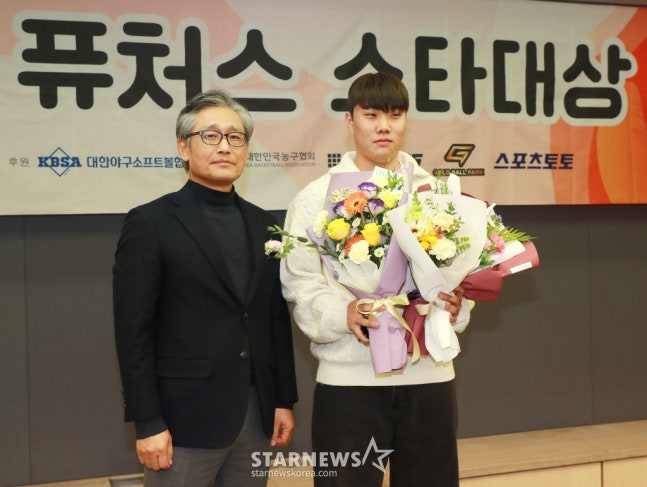 박준순(오른쪽)이 덕수고 시절인 2024년 11월 스타뉴스가 주최한 '2024 퓨처스 스타대상' 시상식에서 스타상을 받고 양해영 대한야구소포트볼협회 회장(당시 부회장)과 기념촬영을 하고 있다. /사진=스타뉴스