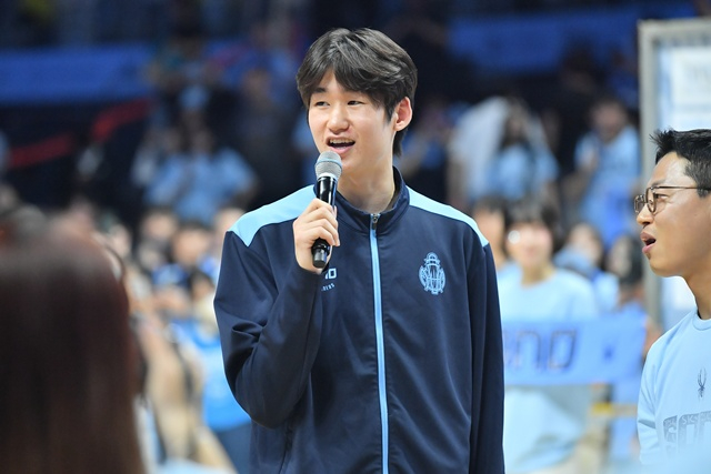 챔피언결정전 직후 고양 소노 이근준이 미소를 짓고 있다. /사진=KBL 제공