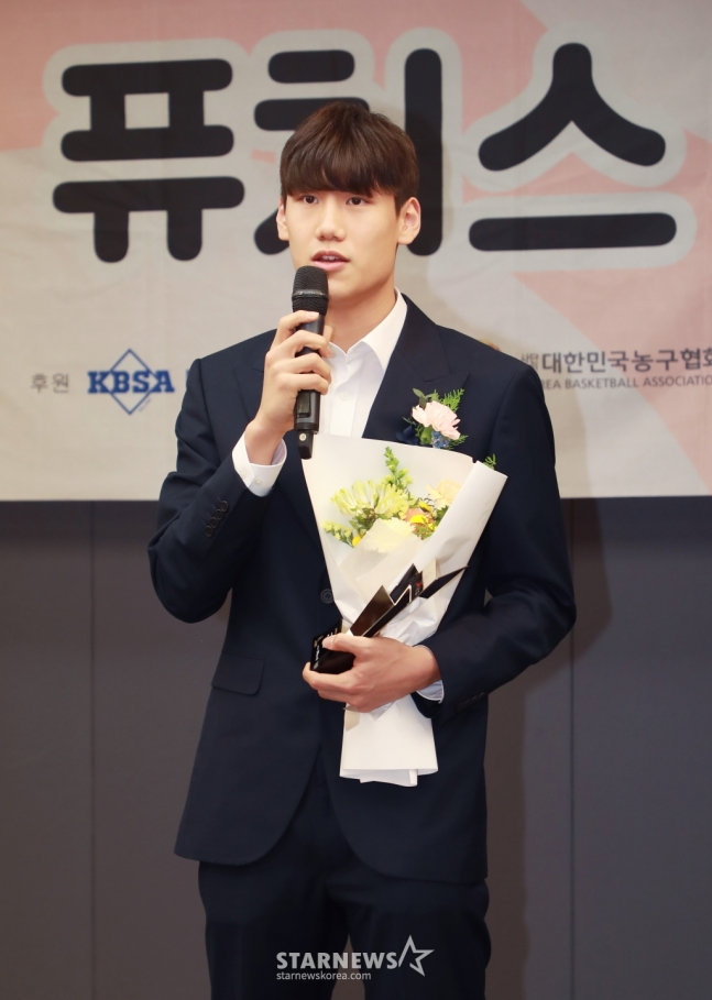 박정웅이 '2024 퓨처스 스타대상' 시상식에서 농구 부문 대상을 수상한 뒤 소감을 말하고 있다. /사진=이동훈 기자