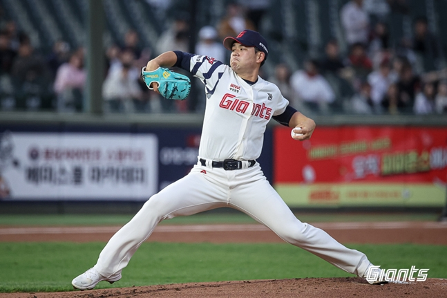 28일 키움전서 5이닝을 잘 이끌어 간 김진욱. /사진=롯데 자이언츠