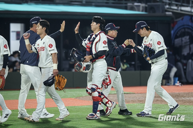 28일 경기를 마친 뒤 세이브를 올린 김원중(오른쪽)과 김태형 감독이 하이파이브를 하고 있다. /사진=롯데 자이언츠