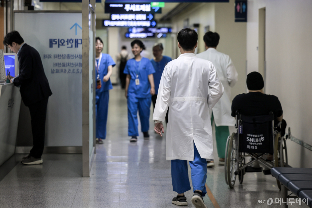 [서울=뉴시스] 정병혁 기자 = 지난해 6월4일 서울시내 대학병원에서 의료진이 이동하고 있다.   21대 대통령으로 이재명 대통령이 취임한 가운데 의정갈등에도 변곡점이 될 전망이다.  이재명 대통령이 임기를 시작하면서 의료계에선 장기화된 의정 갈등 해소를 기대하는 목소리와 이 대통령이 대선 후보 시절 발표한 공공의대 설립 등 공약 추진을 우려하는 목소리가 동시에 나오고 있다. 대한의사협회(의협)는 이 대통령을 향해 의대생·전공의 복귀 문제, 의대 증원 책임자 문책, 의료정책 의사 결정 과정에서 전문가 참여 보장 등을 통해 1년 넘게 이어지고 있는 의정 갈등을 봉합해야 한다고 요구하고 있다. 2025.06.04. jhope@newsis.com /사진=정병혁