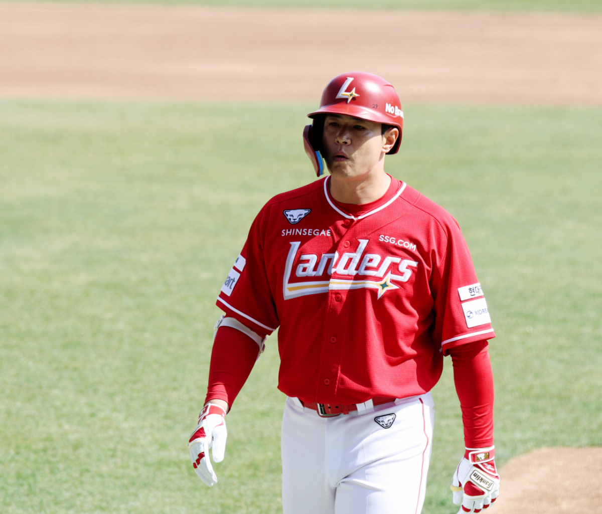 SSG 랜더스 김재환이 지난달 28일 인천 SSG랜더스필드에서 열린 KIA 타이거즈전에서 외야플라이로 물러나고 있다. /사진=강영조 선임기자