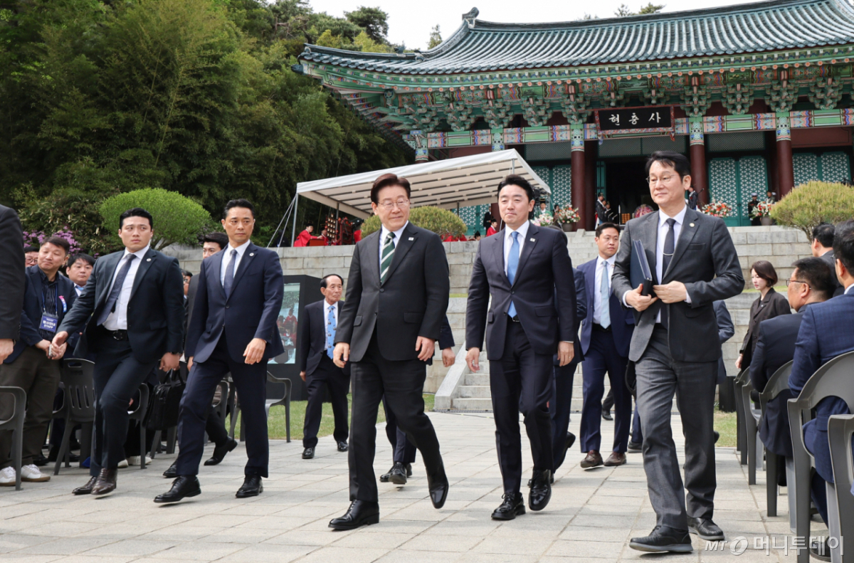 [아산=뉴시스] 최동준 기자 = 이재명 대통령이 28일 충남 아산시 현충사에서 열린 충무공 이순신 장군 탄신 제481주년 기념행사를 마치고 이동하고 있다. 2026.04.28. photocdj@newsis.com /사진=