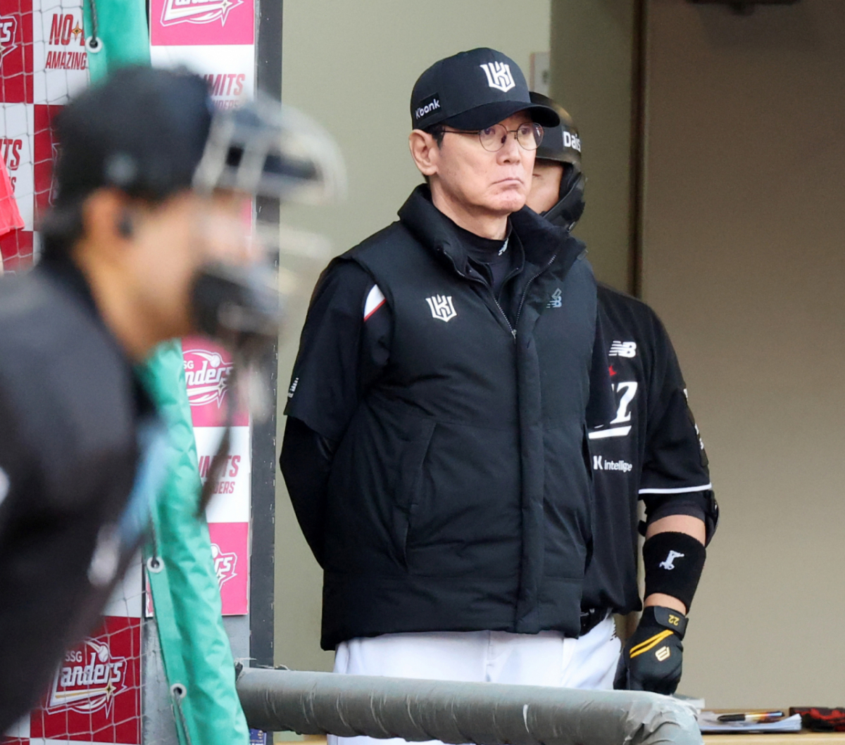KT 이강철 감독이  24일 랜더스필드에서 열린 2026KBO리그 SSG랜더스와 KT위즈 경기에서 그라운드를 응시하고 있다. 2026.04.24. /사진=강영조 선임기자