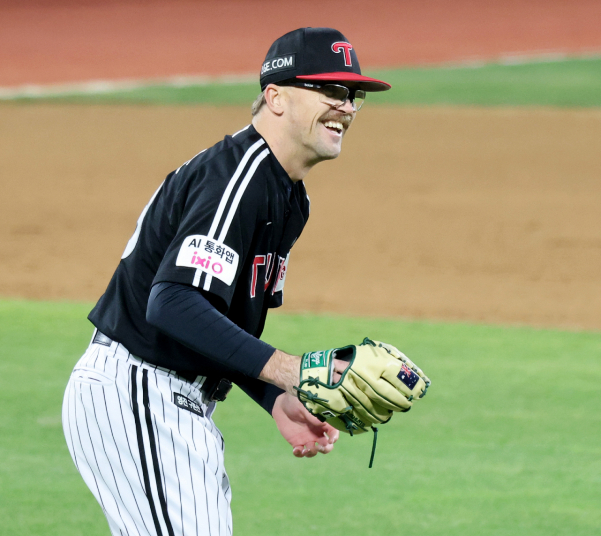 LG 선발투수 웰스가 28일 수원KT위즈파크에서 열린 2026KBO리그 LG트윈스와  KT위즈 경기 6회말 위기에도 미소짓고 있다.   2026.04.28. /사진=강영조 선임기자