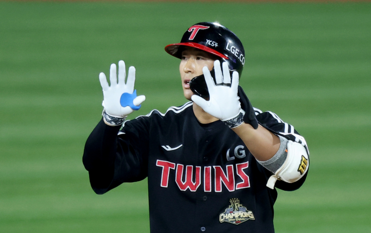 LG 5번타자 송찬의가 28일 수원KT위즈파크에서 열린 2026KBO리그 LG트윈스와  KT위즈 경기 8회초 1사 1루에서 2루타로 출루하고 있다.   2026.04.28. /사진=강영조 선임기자