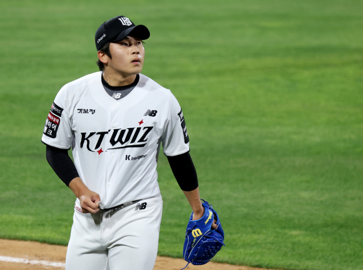 KT 마무리 박형현이 28일 수원KT위즈파크에서 열린 2026KBO리그 LG트윈스와  KT위즈 경기 8회초 1사 2,3루 위기에 등판했지만 역전을 허용하고 말았다. 이닝을 마무리한 박영현이 더그아웃으로 행하고 있다.   2026.04.28. /사진=강영조 선임기자