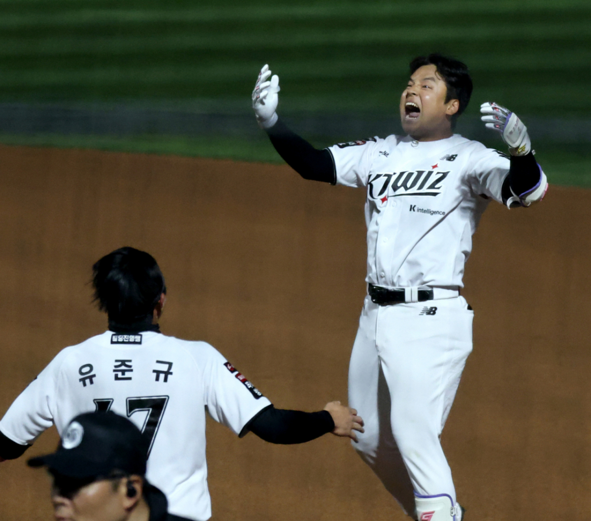 KT 강민성이 28일 수원KT위즈파크에서 열린 2026KBO리그 LG트윈스와  KT위즈 경기 10회말 첫타석에서 끝내기 안타를 터트린 후 환호하고 있다.   2026.04.28. /사진=강영조 선임기자