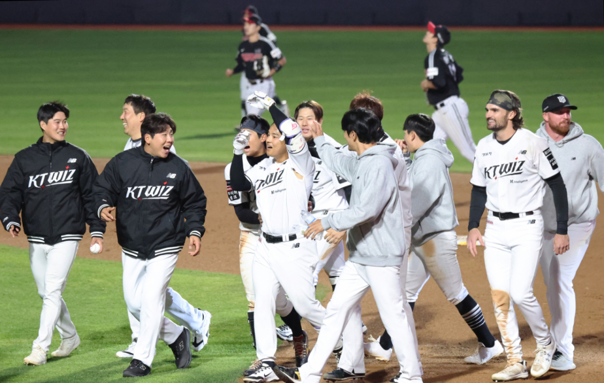 KT 강민성이 28일 수원KT위즈파크에서 열린 2026KBO리그 LG트윈스와  KT위즈 경기 10회말 첫타석에서 끝내기 안타를 터트린 후 환호하고 있다.   2026.04.28. /사진=강영조 선임기자
