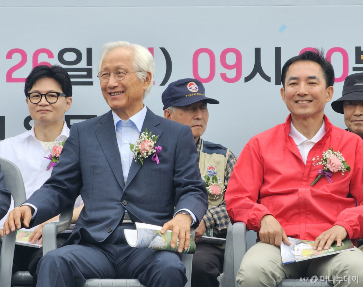 (부산=뉴스1) 임순택 기자 = 26일 부산 북구 구포초등학교 총동문 체육대회에 박민식 전 장관(오른쪽)과 한동훈 전 대표가 행사장에 참석해 자리하고 있다.   한 전 대표는 이날 "부산 북구에서 재건을 출발하겠다"며 의지를 다졌고, 박 전 장관은 온 가족이 동문인 구포초와의 깊은 인연을 강조했다.2026.4.26/뉴스1  Copyright © 뉴스1. All rights reserved. 무단 전재 및 재배포,  AI학습 이용 금지. /사진=(부산=뉴스1) 임순택 기자