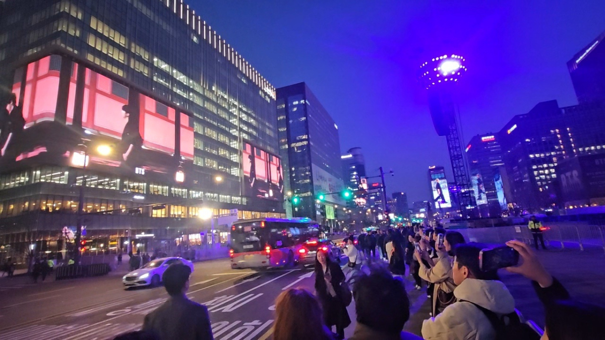 지난 3월 광화문스퀘어에서 옥외 전광판을 통해 BTS 영상을 보고 있는 시민들./사진제공=서울 종로구청