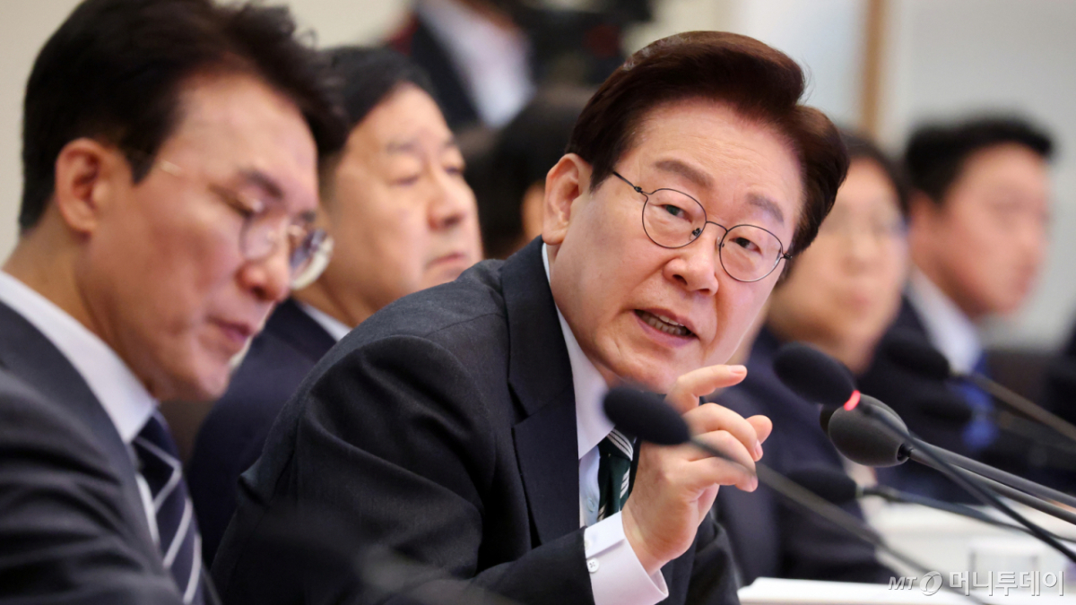 [서울=뉴시스] 고범준 기자 = 이재명 대통령이 28일 청와대에서 열린 국무회의 겸 비상경제점검회의에서 발언하고 있다. (청와대통신사진기자단) 2026.04.28. bjko@newsis.com /사진=