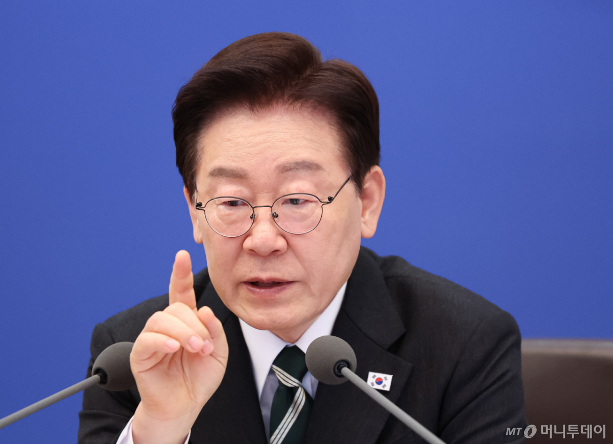 [서울=뉴시스] 고범준 기자 = 이재명 대통령이 28일 청와대에서 열린 국무회의 겸 비상경제점검회의에서 발언하고 있다. (청와대통신사진기자단) 2026.04.28. bjko@newsis.com /사진=